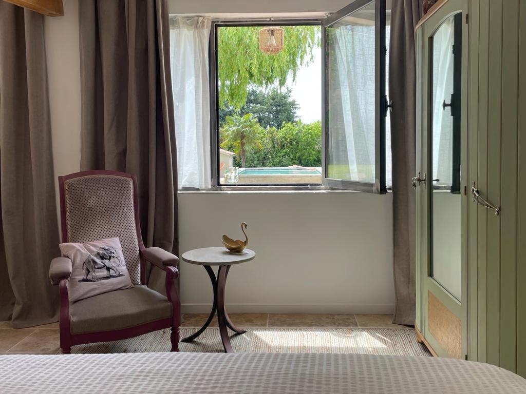 Bed and Breakfast Mas des muses LʼIsle-sur-la-Sorgue Habitación foto